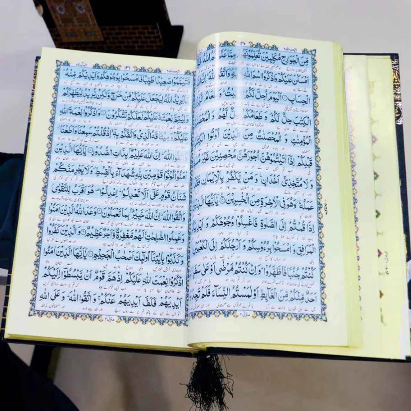 Kaba Design Larg Size With Translation ( Gift pack ) Quran e Pak (63D )